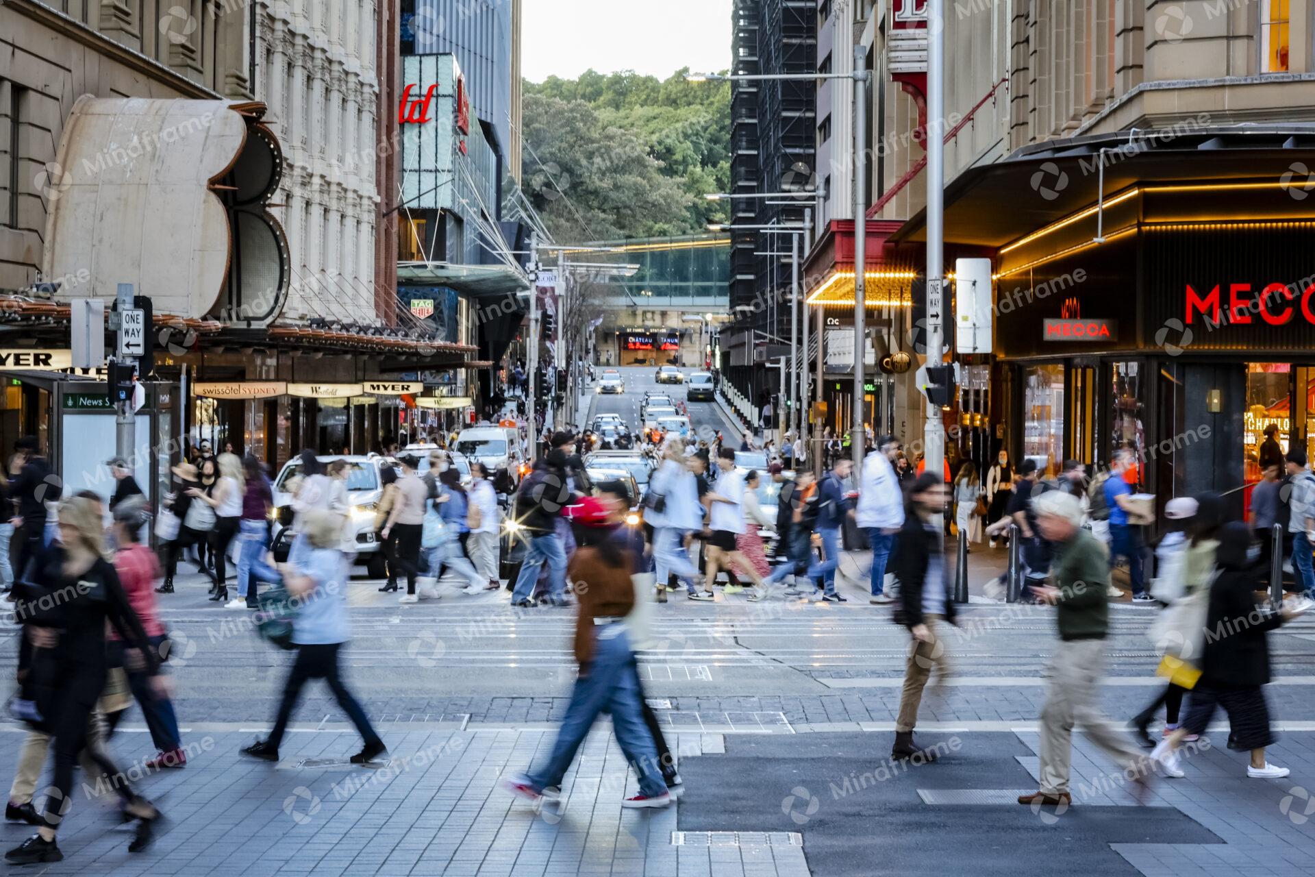 People outside walking in the city – Mindframe online image collection